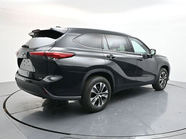 Used 2022 Toyota Highlander XLE image 6