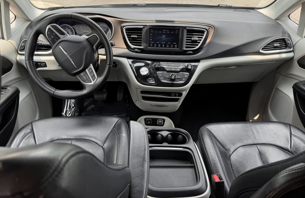 Used 2018 Chrysler Pacifica Touring-L FWD image 26