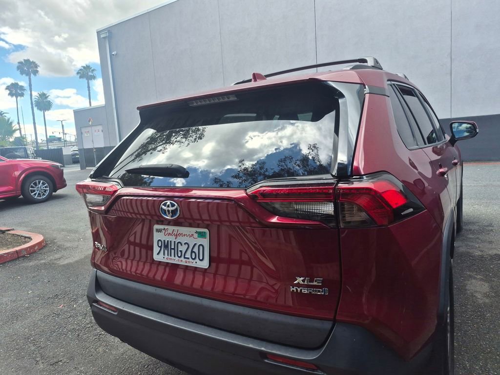 Used 2021 Toyota RAV4 XLE w/ Convenience Package AWD/4WD image 7