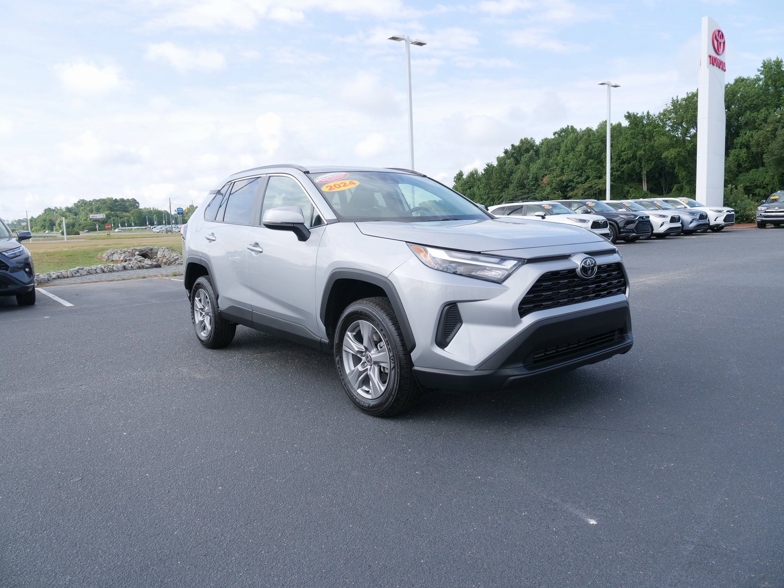 Used 2024 Toyota RAV4 XLE image 9