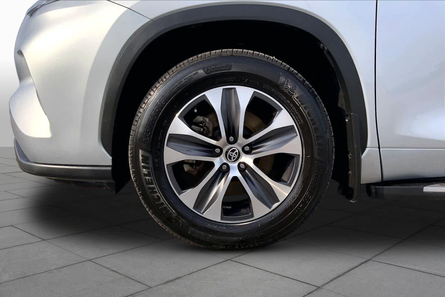 Used 2022 Toyota Highlander XLE FWD image 11