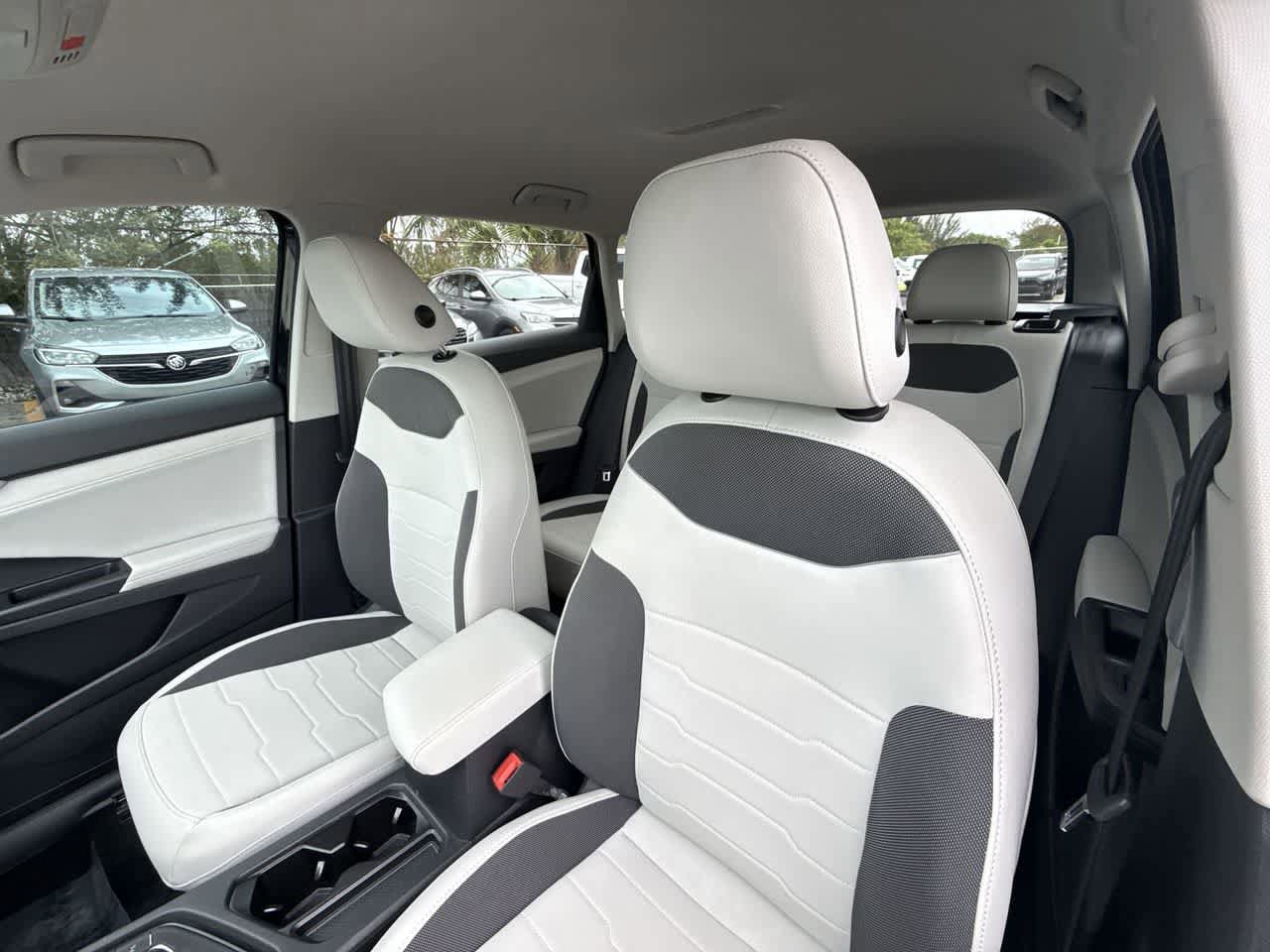 Used 2025 Volkswagen Taos SE FWD image 14
