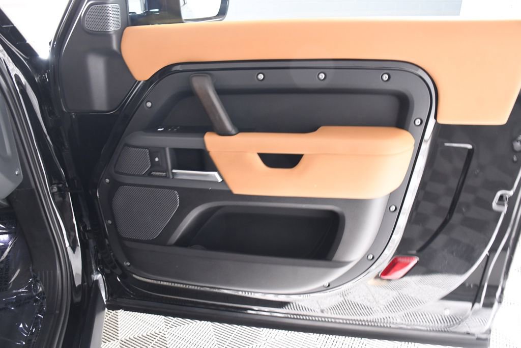 Used 2023 Land Rover Defender 90 X AWD/4WD image 18
