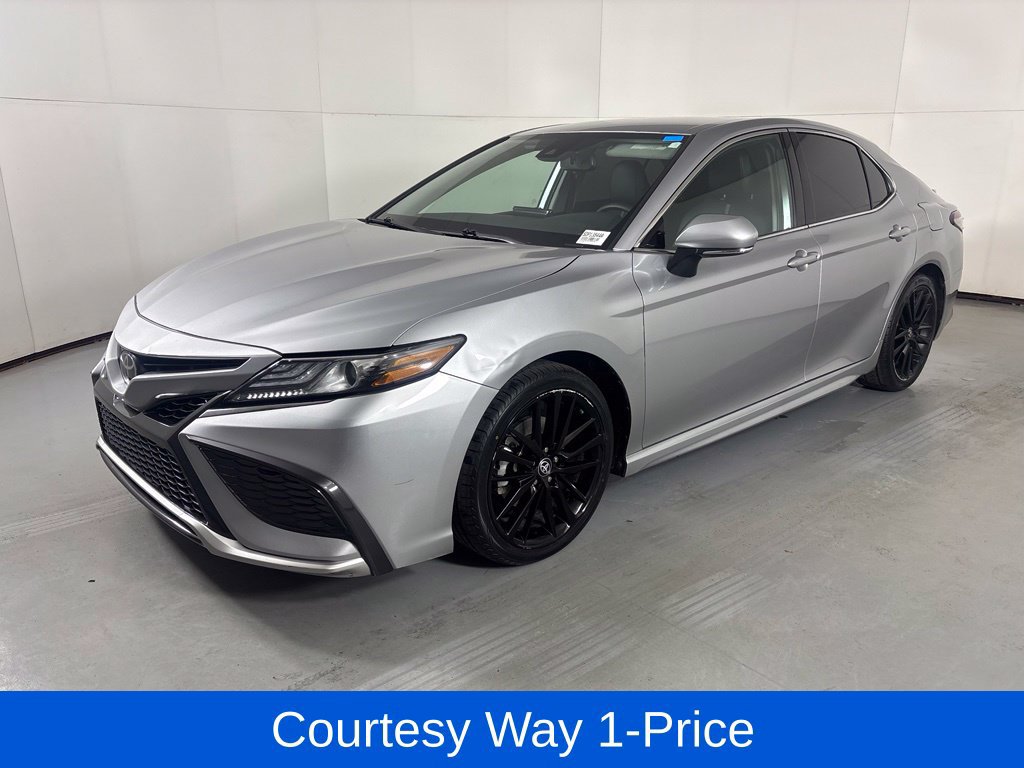 Used 2023 Toyota Camry XSE FWD image 5