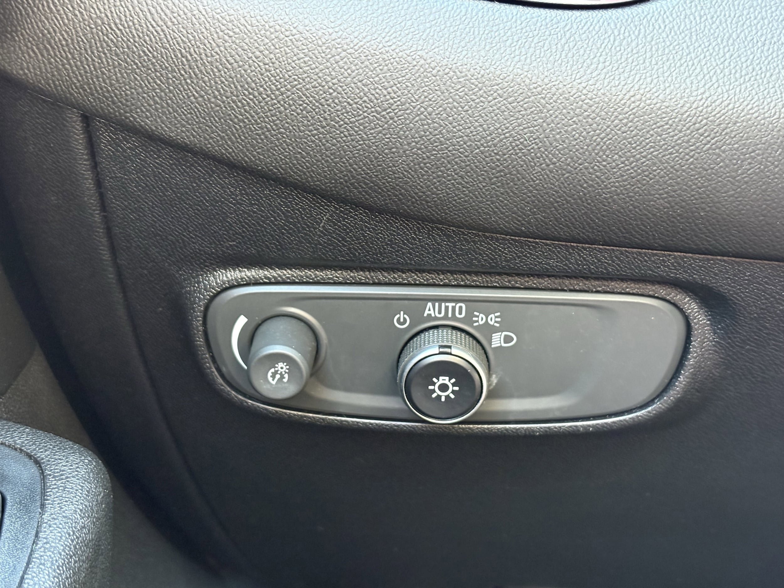 Used 2019 Chevrolet Equinox LT FWD image 17