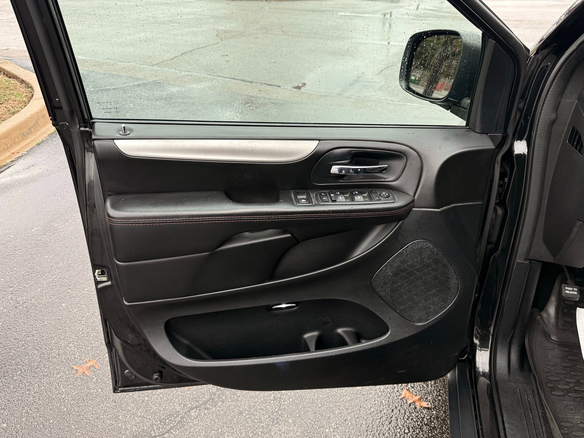 Used 2018 Dodge Grand Caravan GT image 32