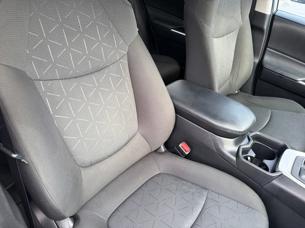 Used 2021 Toyota RAV4 XLE w/ Convenience Package FWD image 31