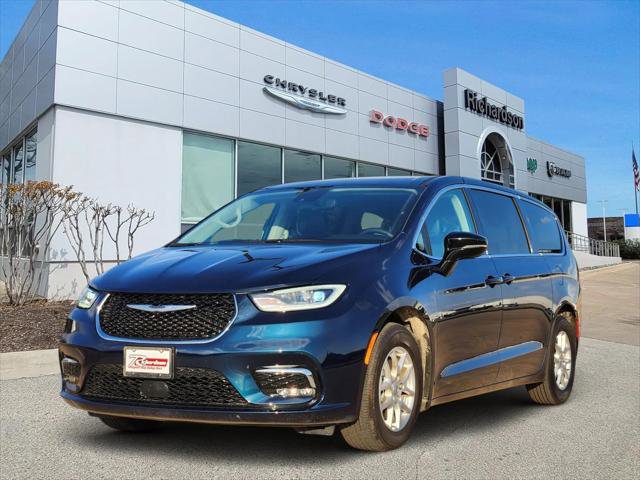 Certified 2024 Chrysler Pacifica Touring-L image 2