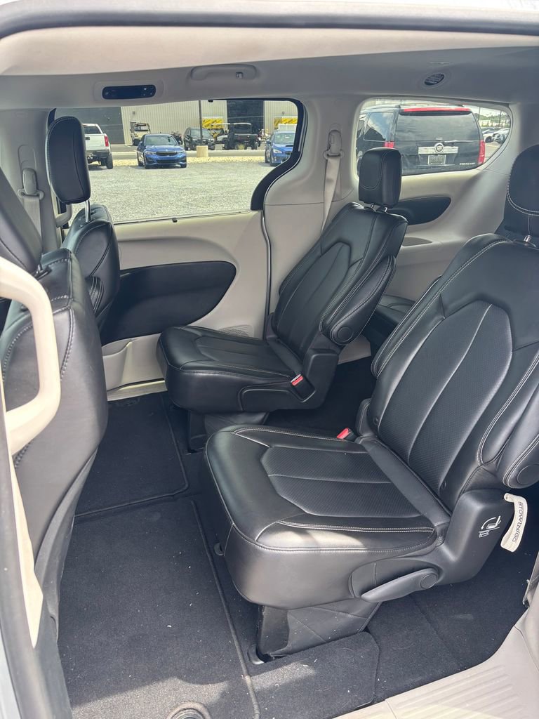 Used 2024 Chrysler Pacifica Touring-L FWD image 12