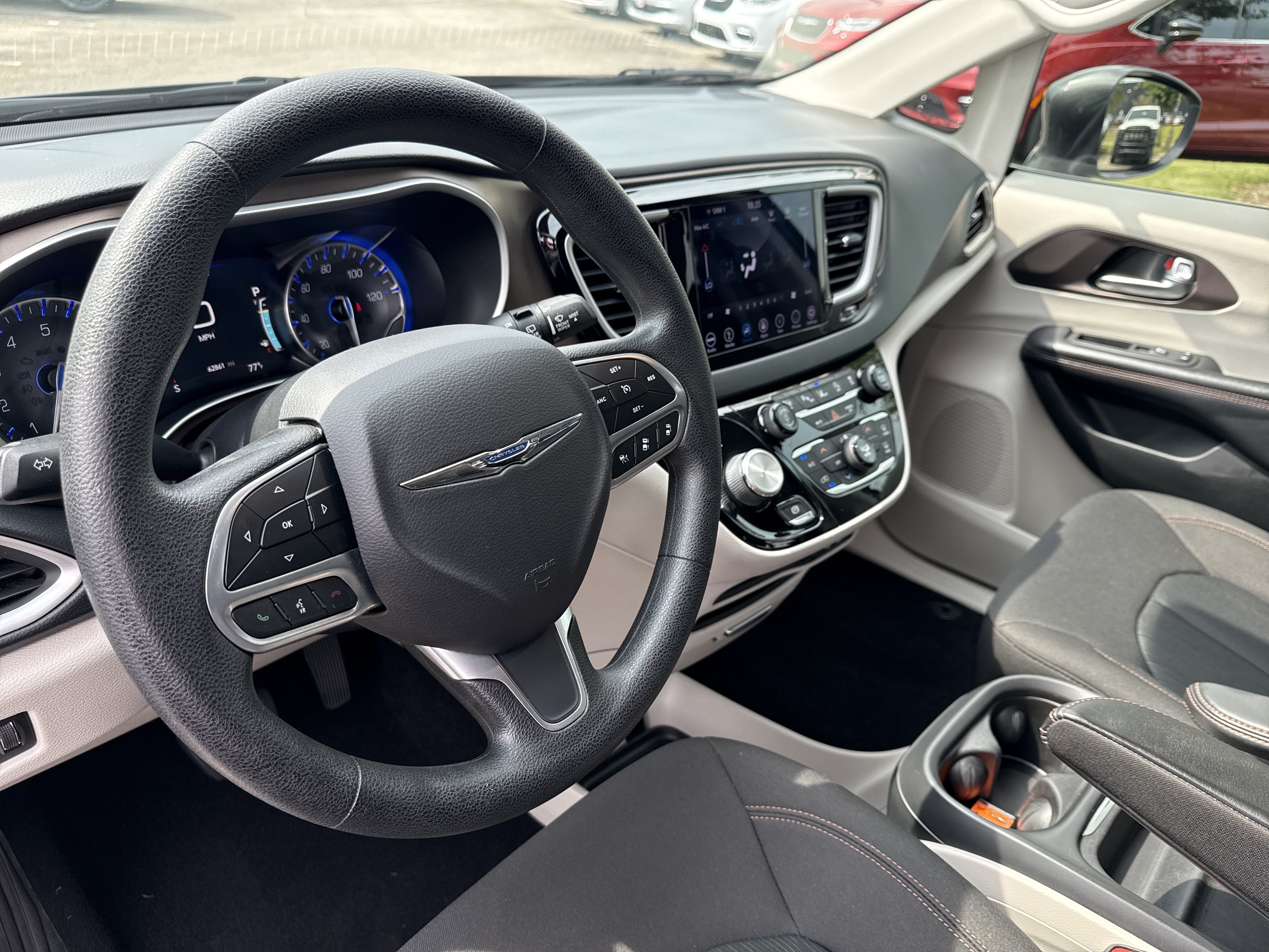 Used 2019 Chrysler Pacifica Touring Plus w/ Advanced Safetytec Group FWD image 24