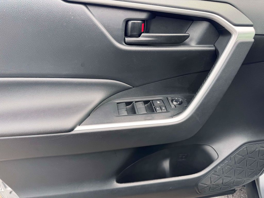 Used 2021 Toyota RAV4 LE AWD/4WD image 19