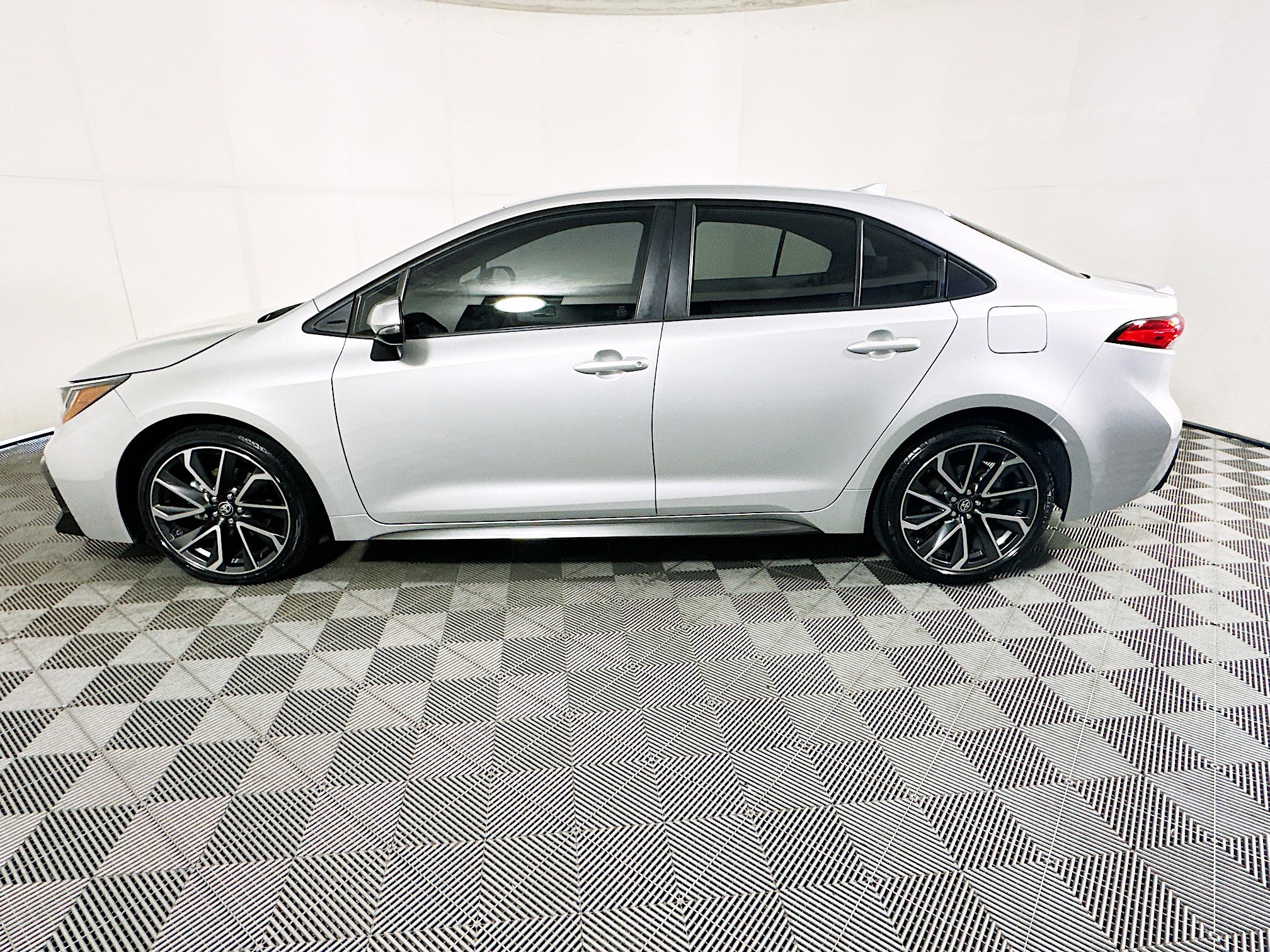 Used 2022 Toyota Corolla SE FWD image 6