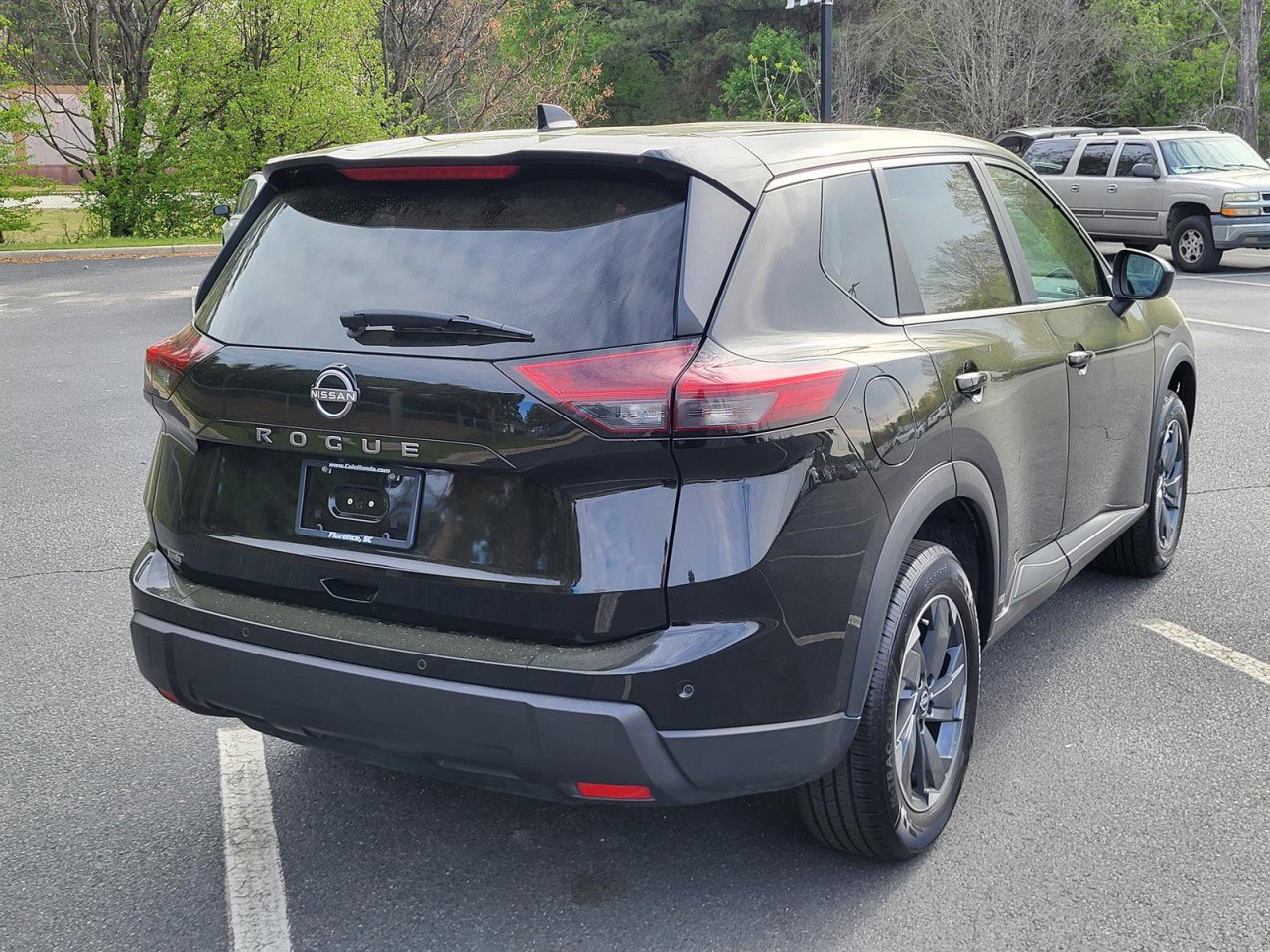 Used 2025 Nissan Rogue SV image 2