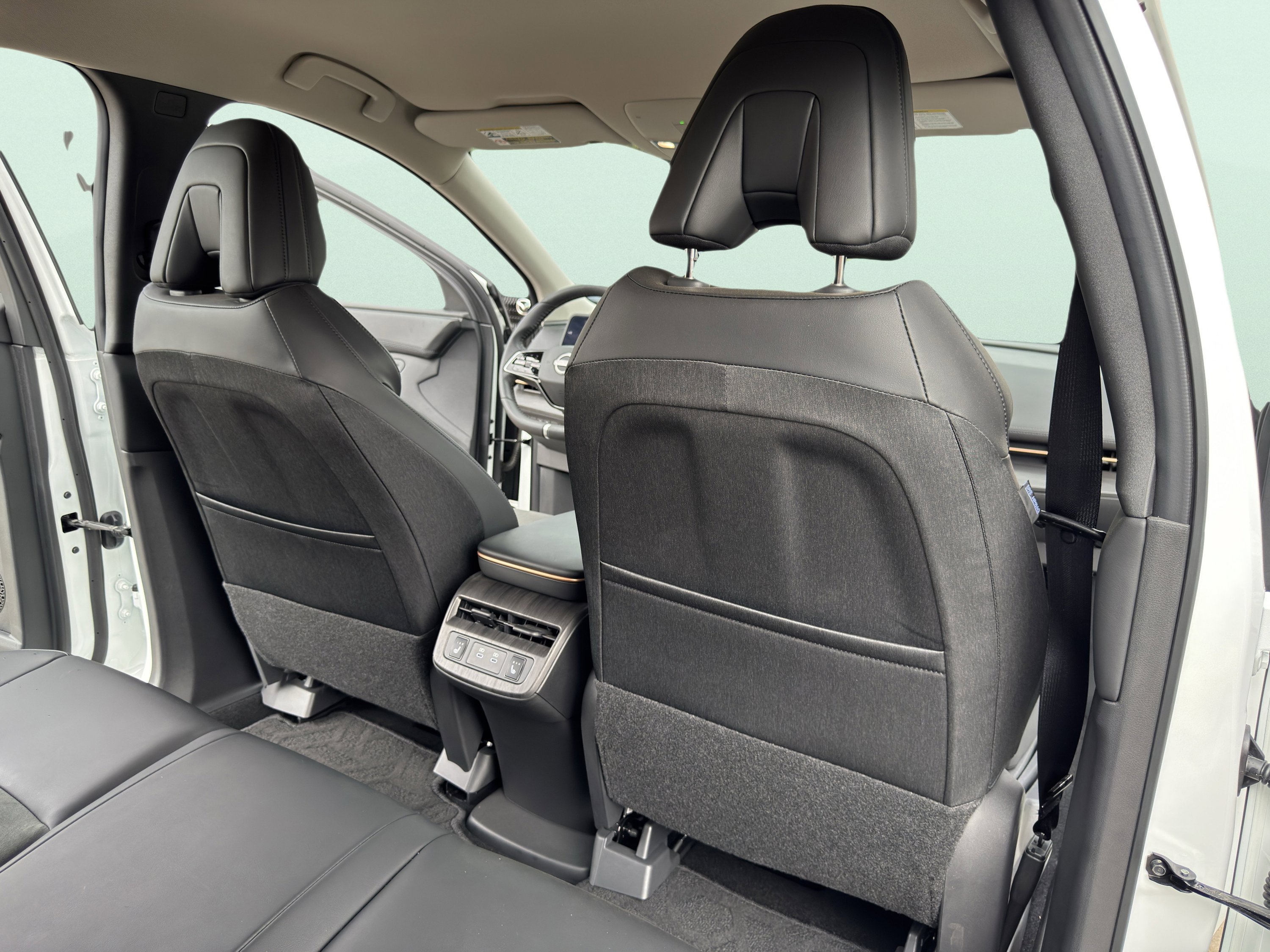 Used 2025 Nissan Ariya FWD image 53