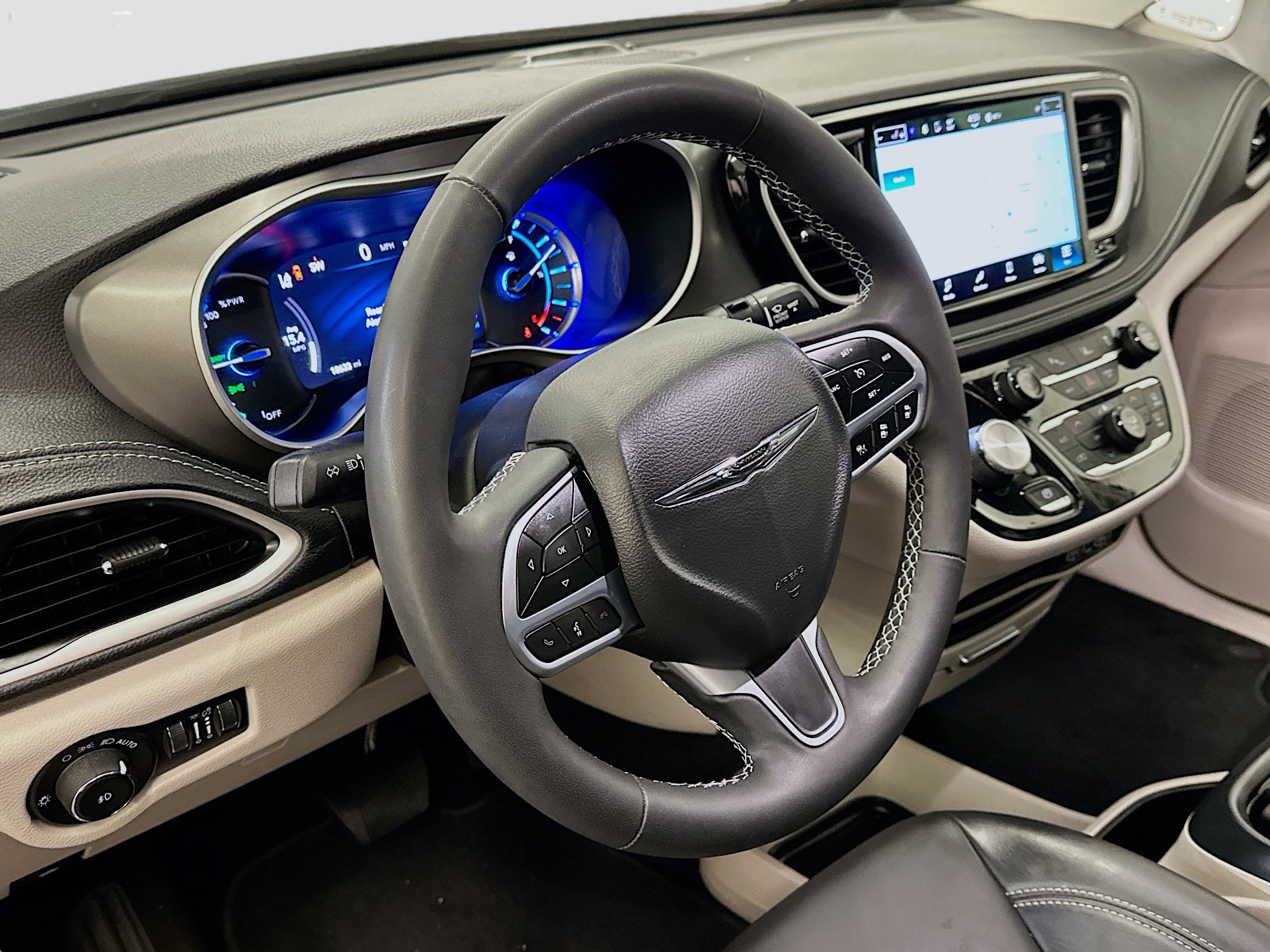 Used 2023 Chrysler Pacifica Touring-L image 18
