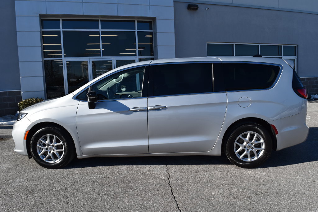 Used 2024 Chrysler Pacifica Touring-L FWD image 4