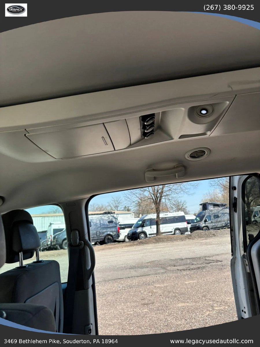 Used 2010 Chrysler Town & Country Touring FWD image 37