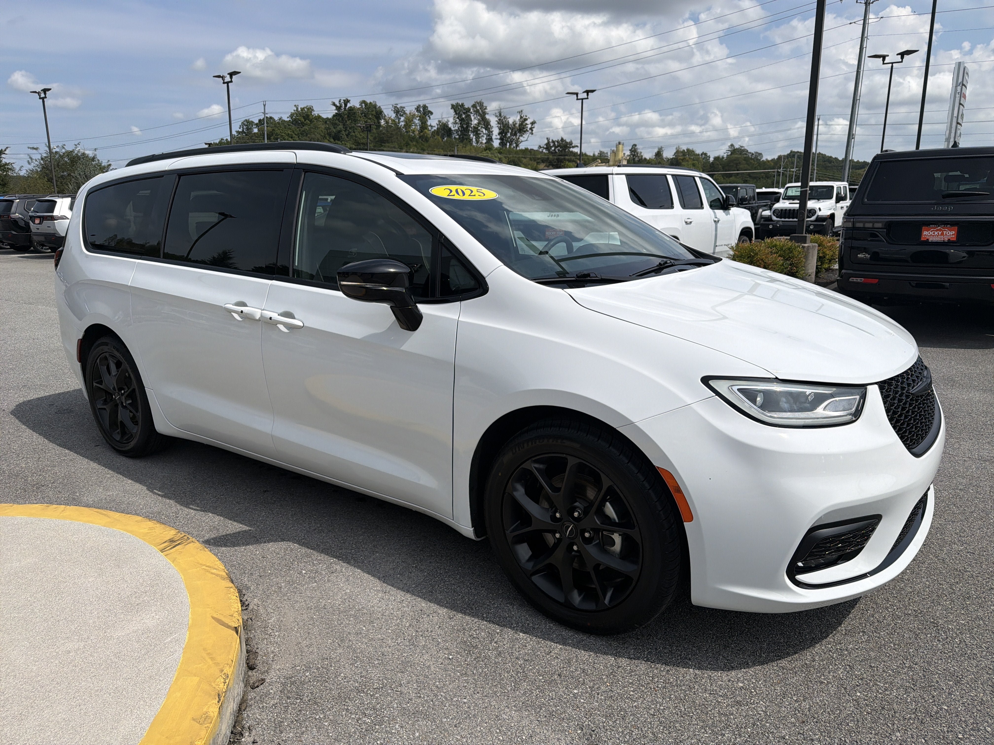 Used 2025 Chrysler Pacifica Limited FWD image 5
