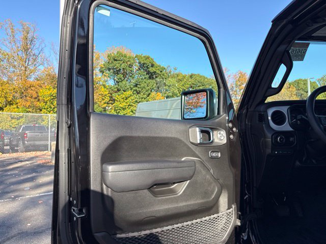 Used 2024 Jeep Wrangler Unlimited AWD/4WD image 36