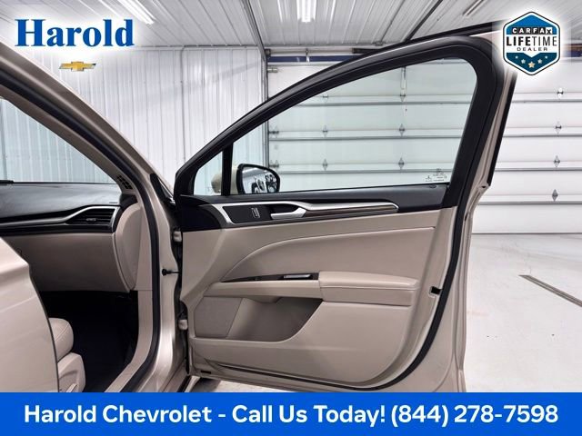 Used 2017 Ford Fusion SE w/ Fusion SE Technology Package FWD image 10