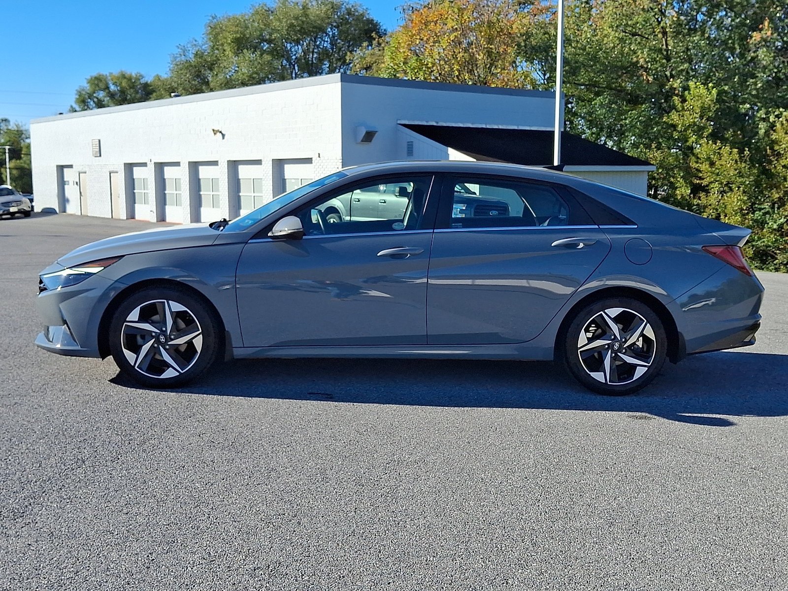 Used 2022 Hyundai Elantra Limited w/ Preferred Accessory Package FWD image 4