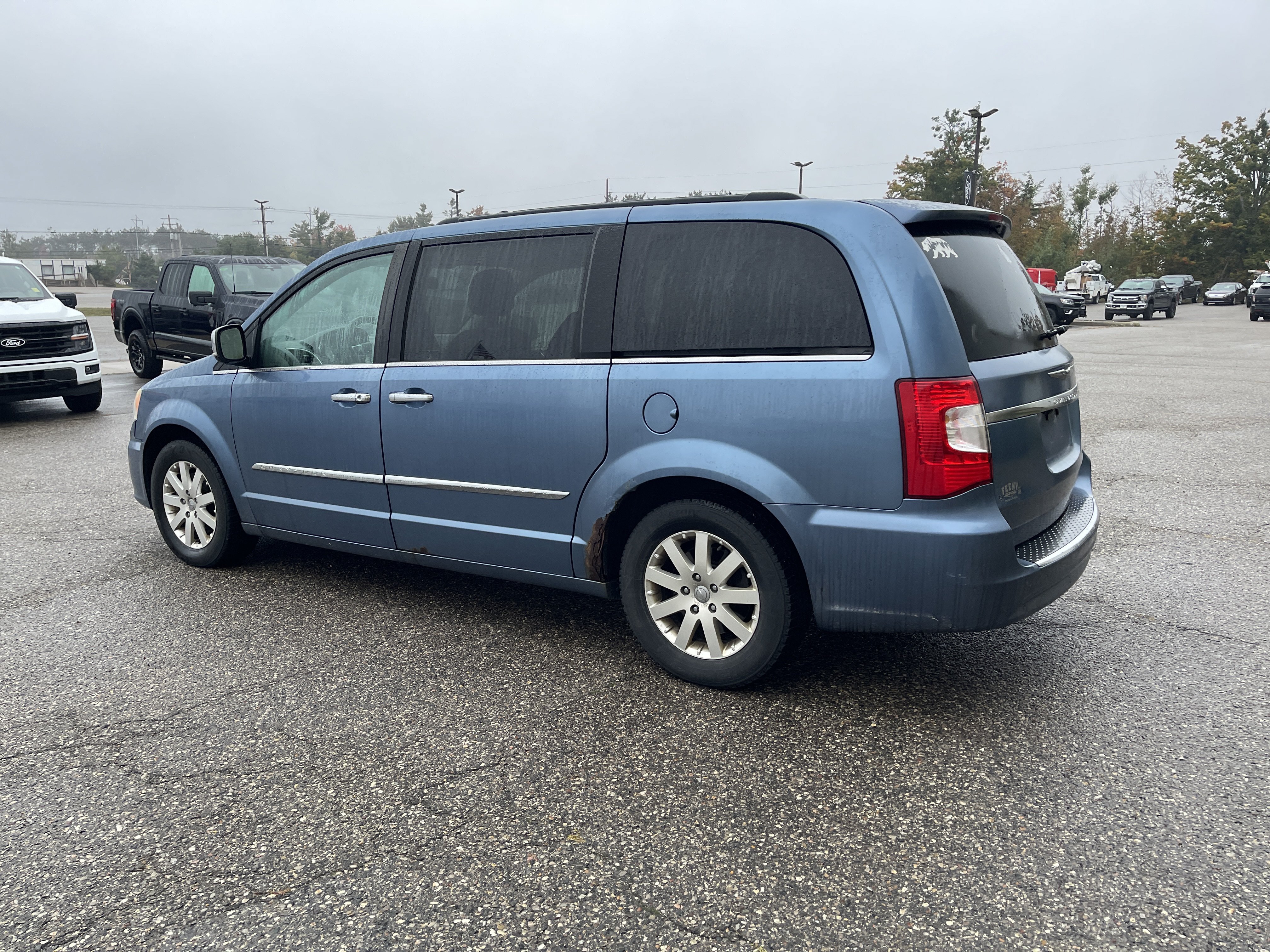 Used 2012 Chrysler Town & Country Touring-L w/ Entertainment Group #2 FWD image 6