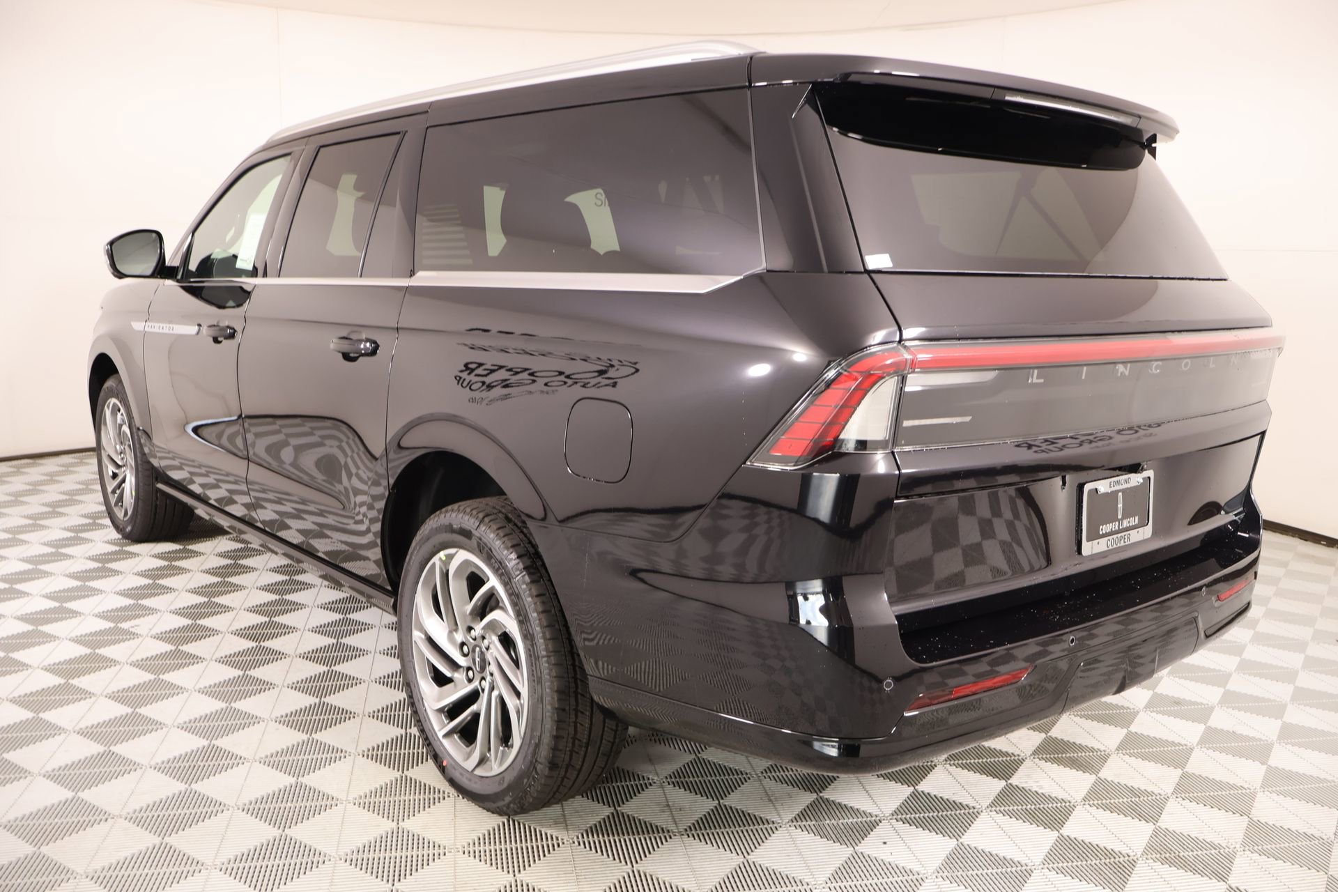 New 2026 Lincoln Navigator L Reserve AWD/4WD image 25