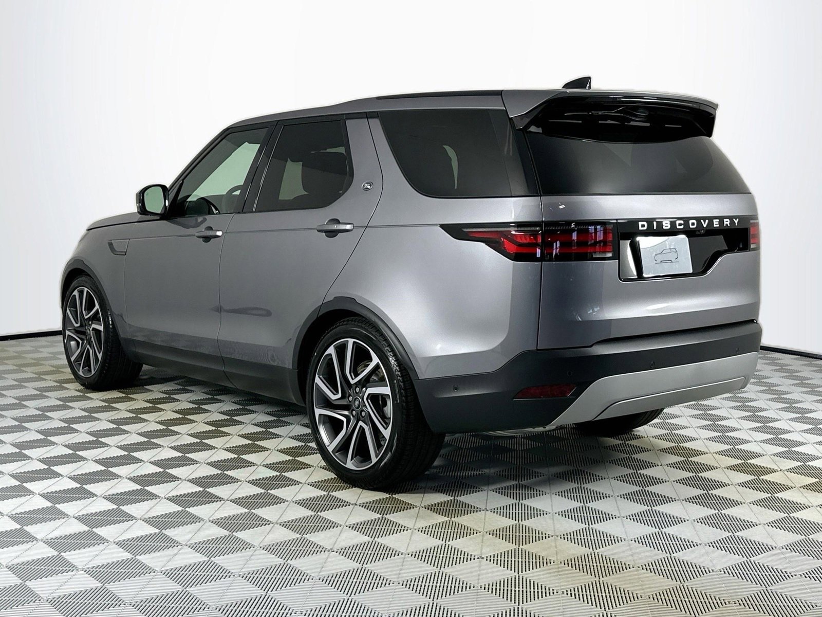 Used 2025 Land Rover Discovery S image 7