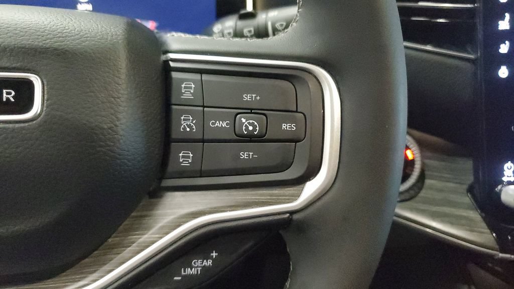 Used 2024 Jeep Wagoneer L Series II w/ Flexible Seating Group RWD image 33
