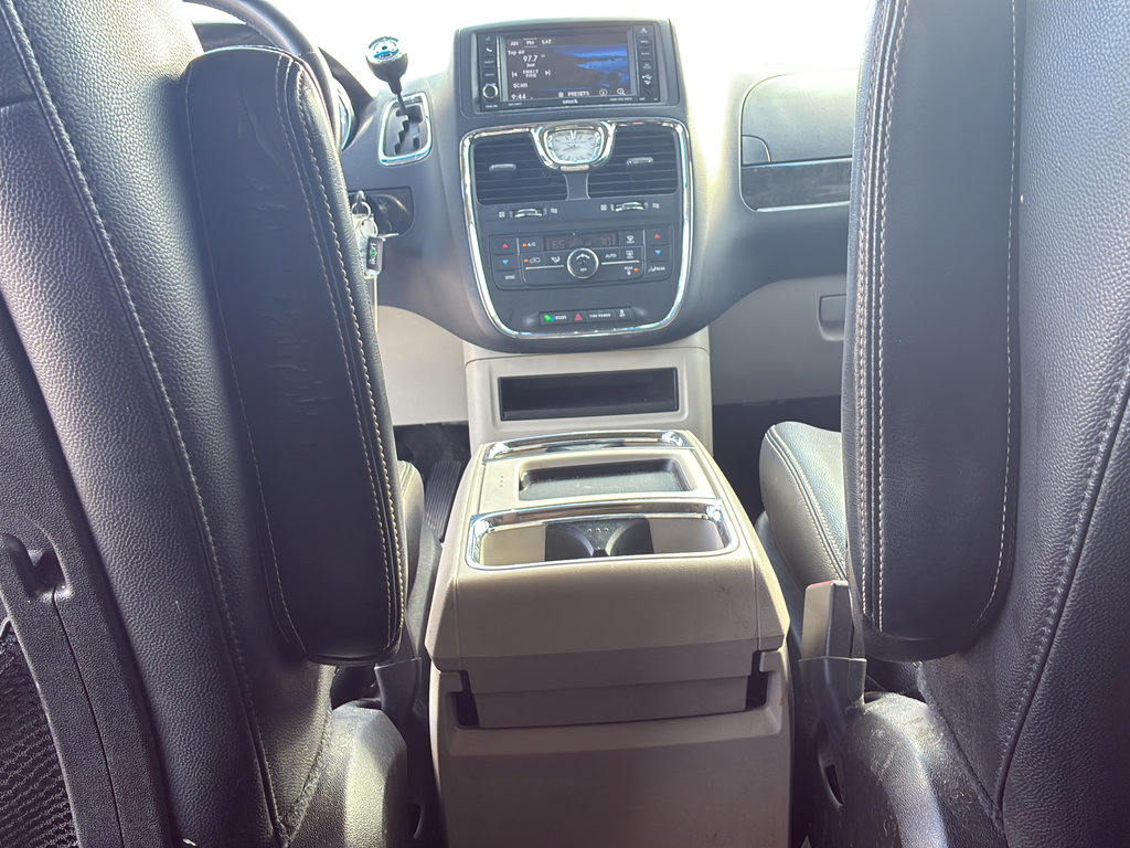 Used 2016 Chrysler Town & Country Touring w/ Trailer Tow Group FWD image 26