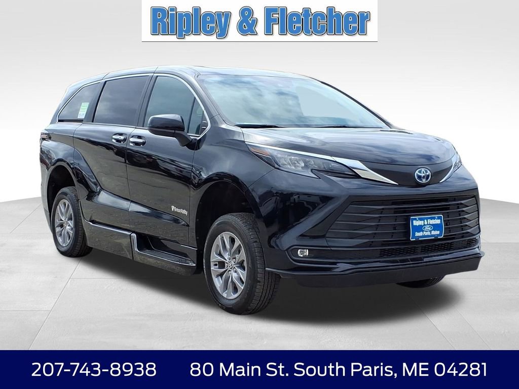 Used 2025 Toyota Sienna XLE image 4