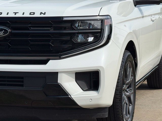 Used 2025 Ford Expedition Platinum w/ Stealth Performance Package AWD/4WD image 11