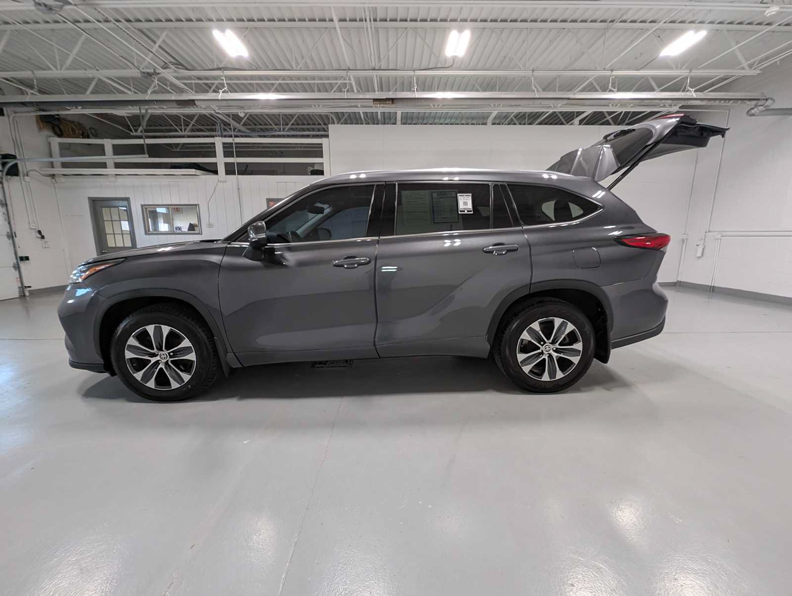 Used 2021 Toyota Highlander XLE AWD/4WD image 12