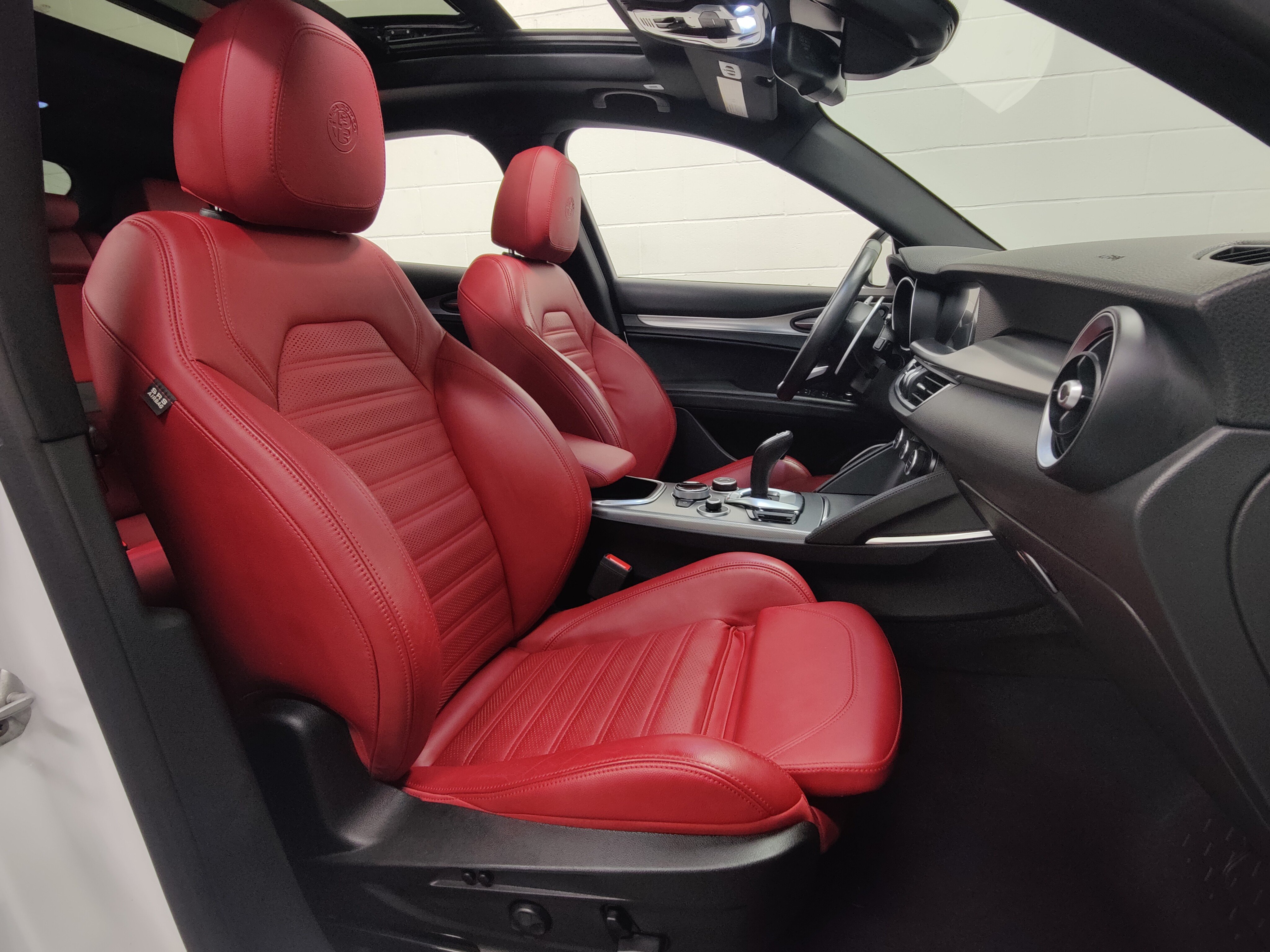 Certified 2023 Alfa Romeo Stelvio Veloce AWD/4WD image 5