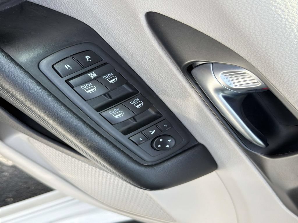 Used 2020 Chrysler Pacifica Limited FWD image 21