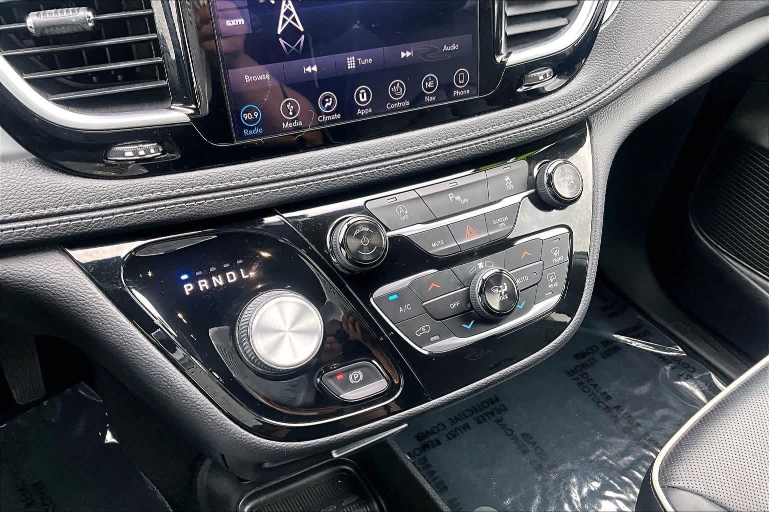Used 2018 Chrysler Pacifica Limited w/ S Appearance Package FWD image 16