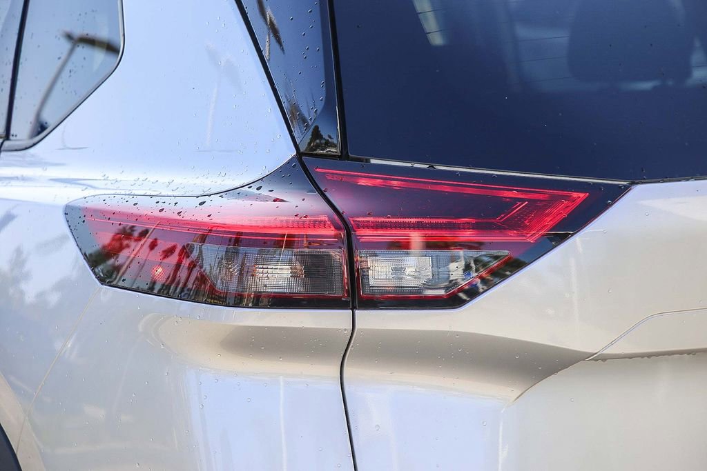 Used 2021 Nissan Rogue SV image 11