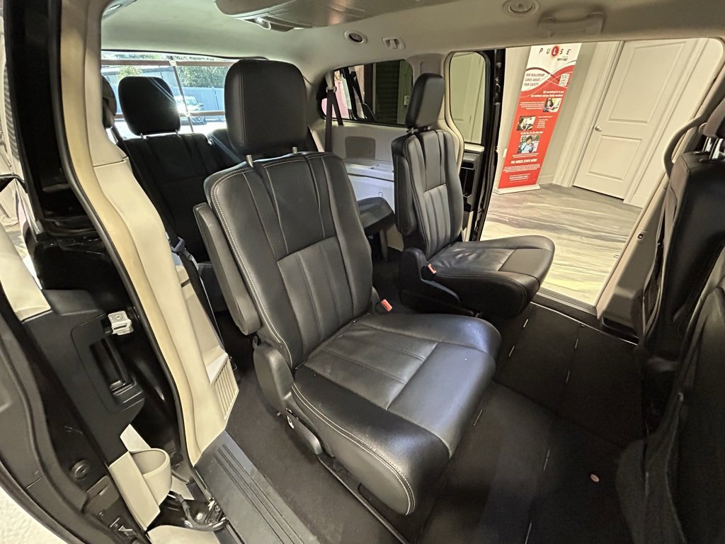 Used 2015 Chrysler Town & Country Touring image 6