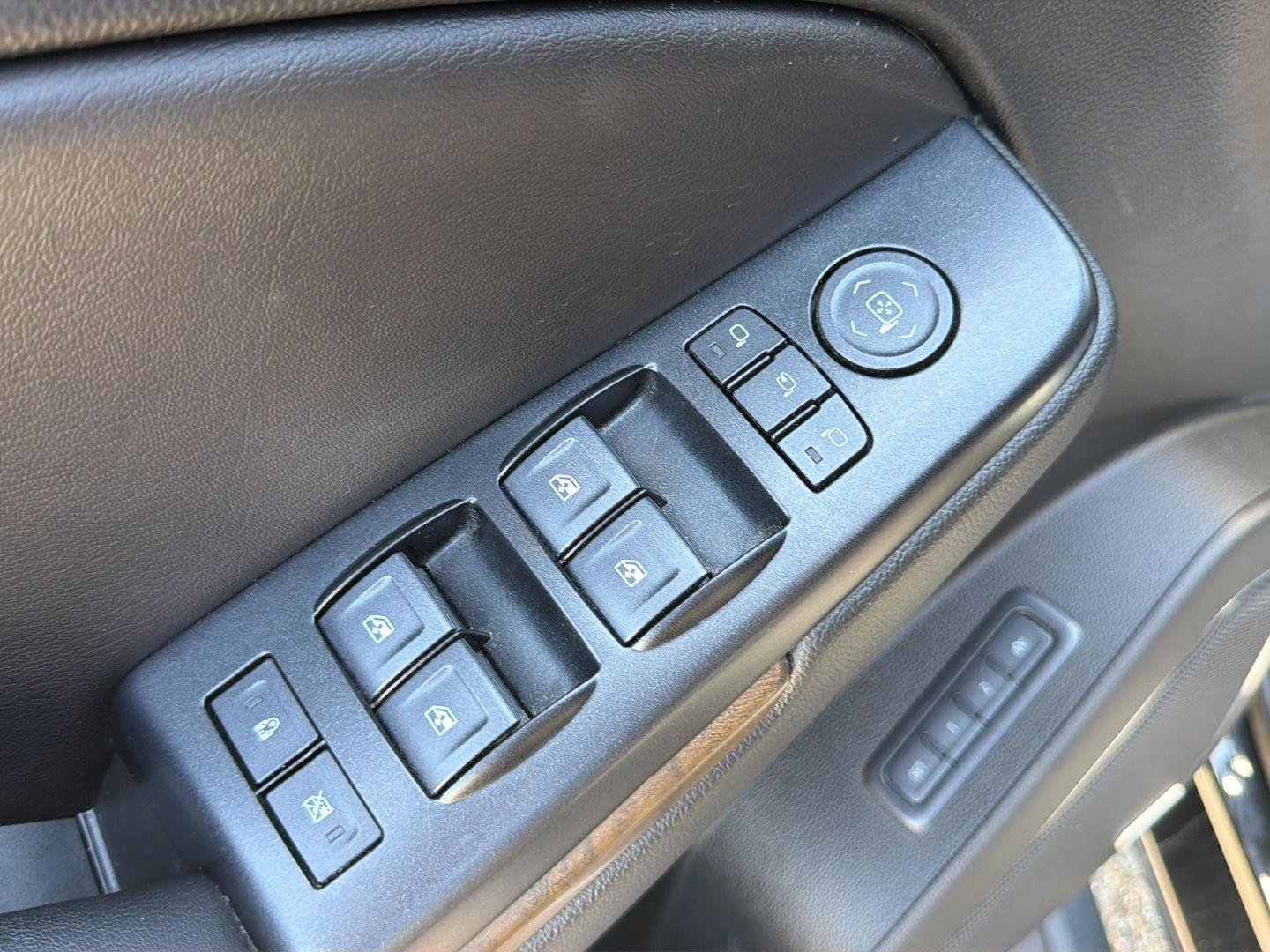 Used 2019 GMC Yukon Denali w/ Denali Ultimate Package AWD/4WD image 23
