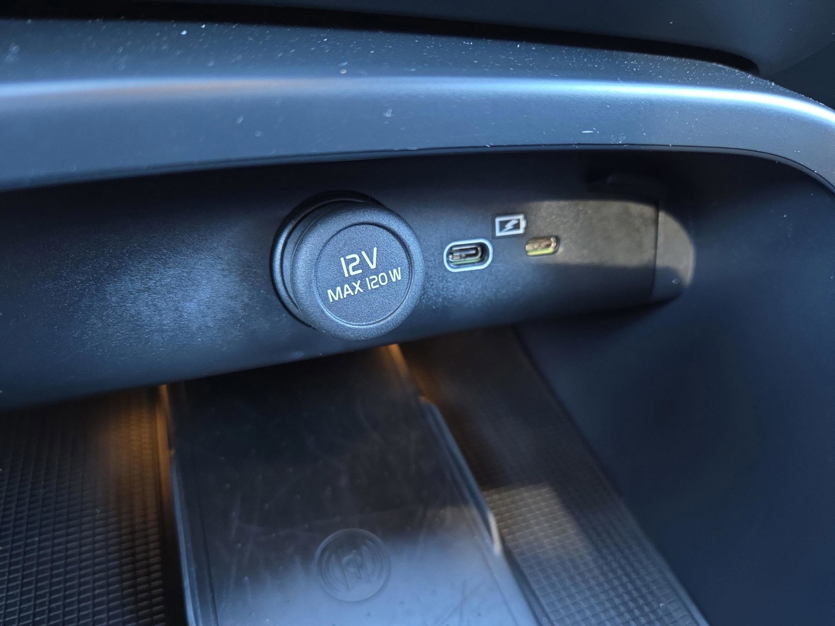 Used 2025 Volvo XC40 B5 Plus image 21