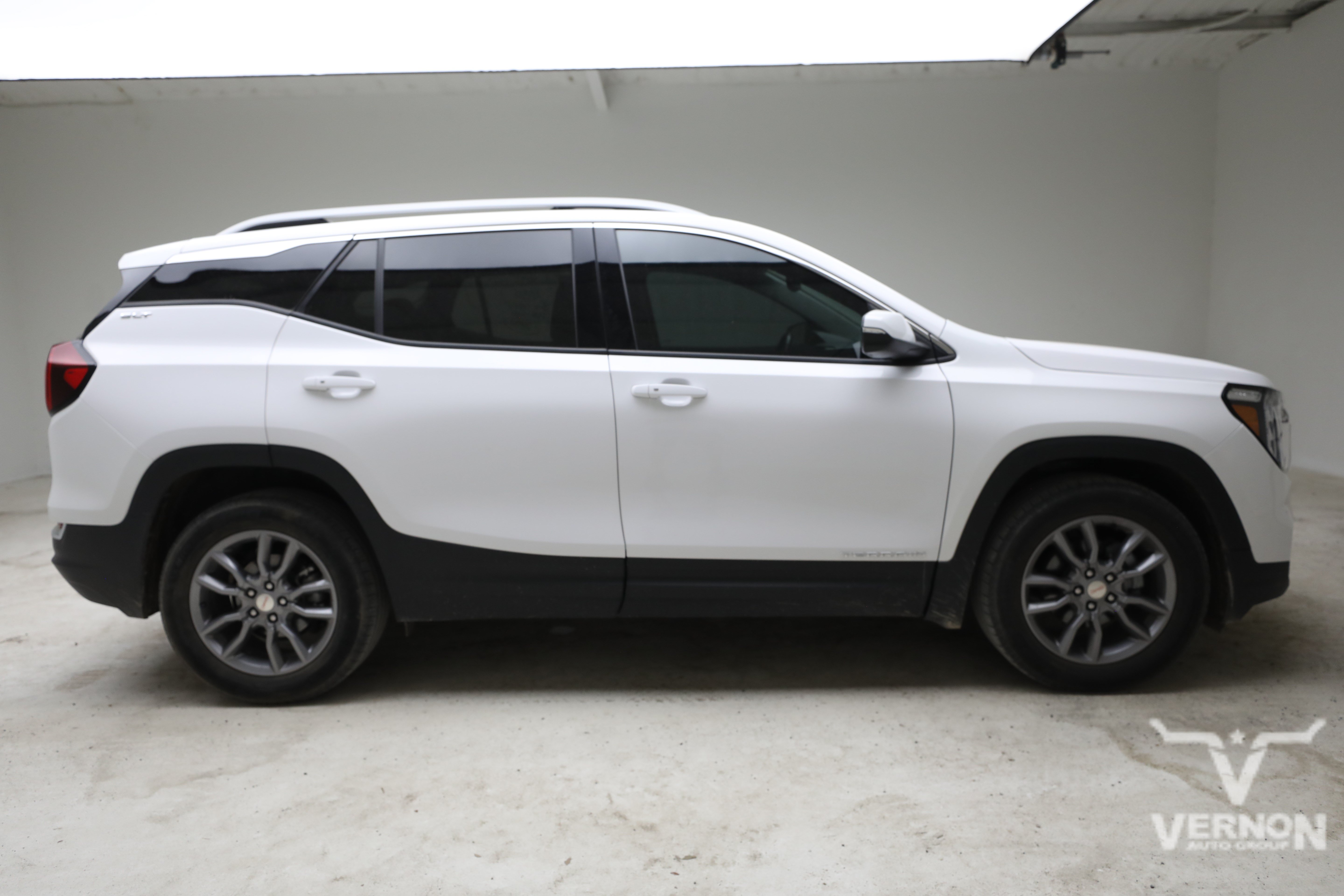 Used 2024 GMC Terrain SLT AWD/4WD image 5