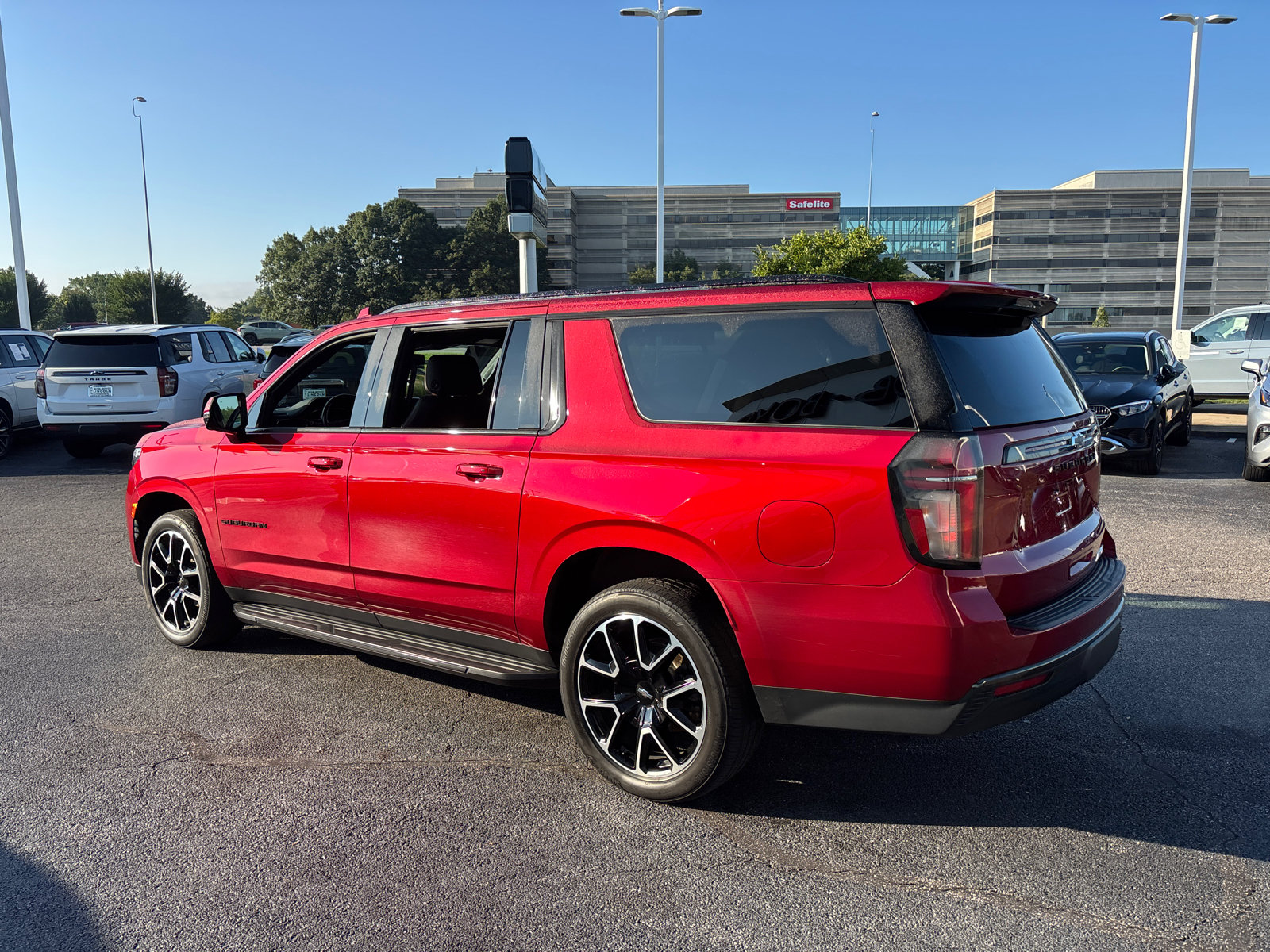 Used 2022 Chevrolet Suburban RST w/ Luxury Package AWD/4WD image 5