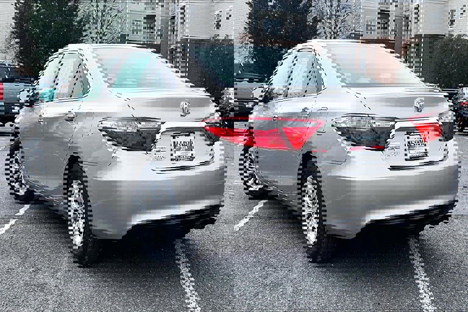 Used 2016 Toyota Camry LE image 11