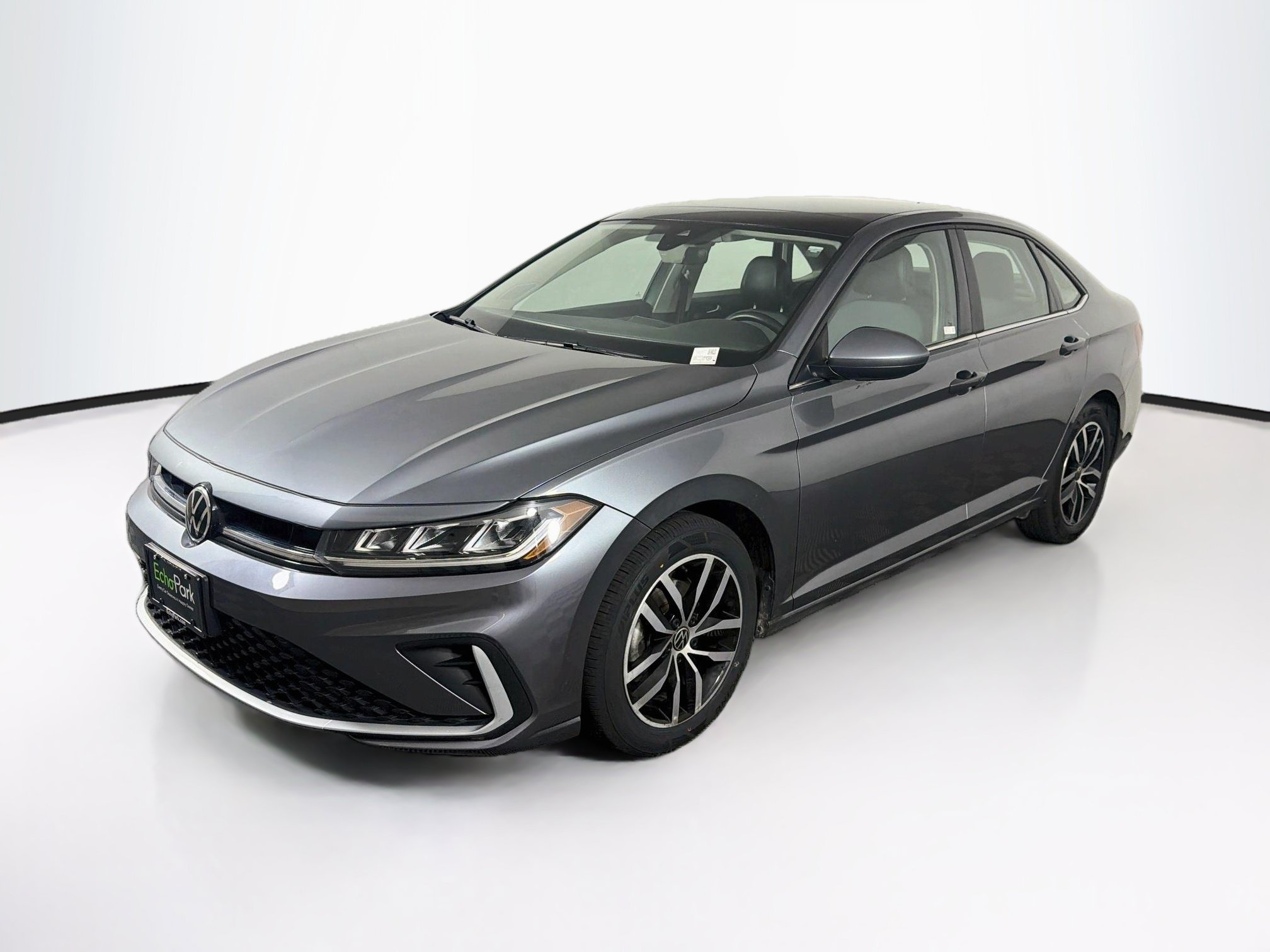 Used 2025 Volkswagen Jetta SE FWD image 3