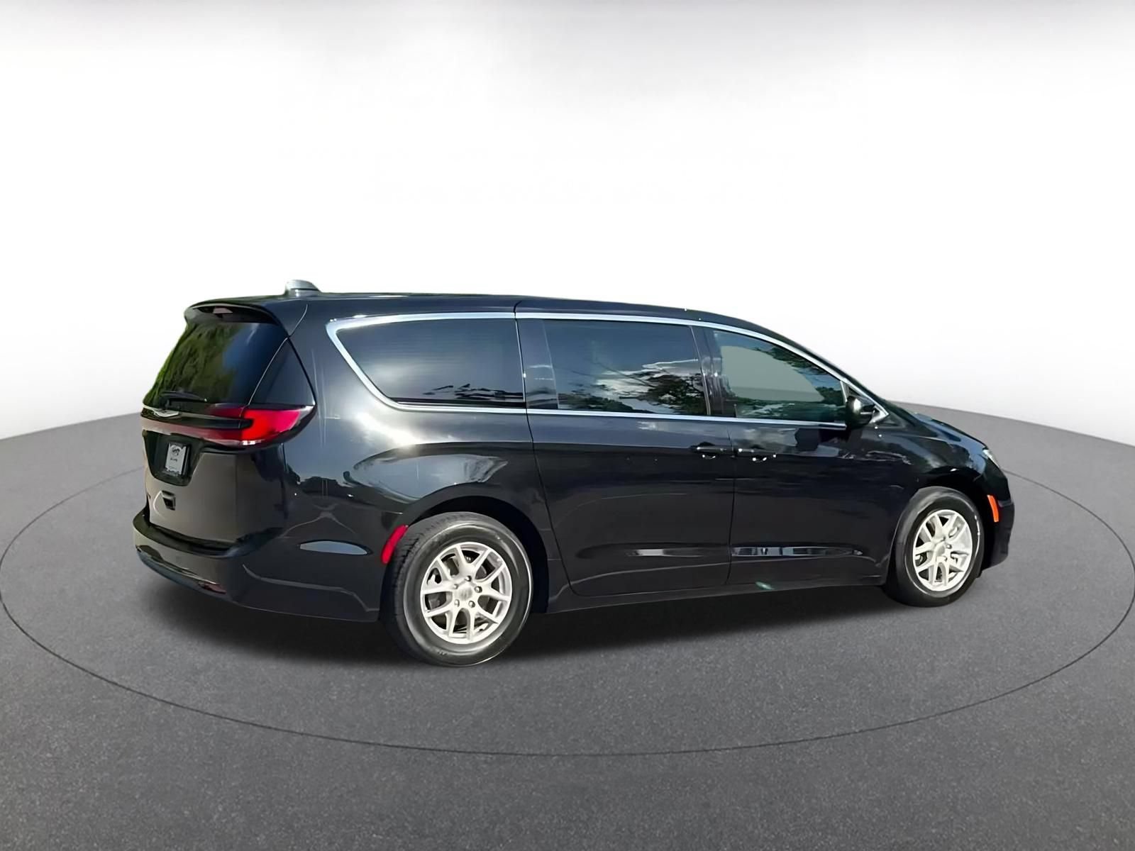 Used 2025 Chrysler Pacifica Select FWD image 12