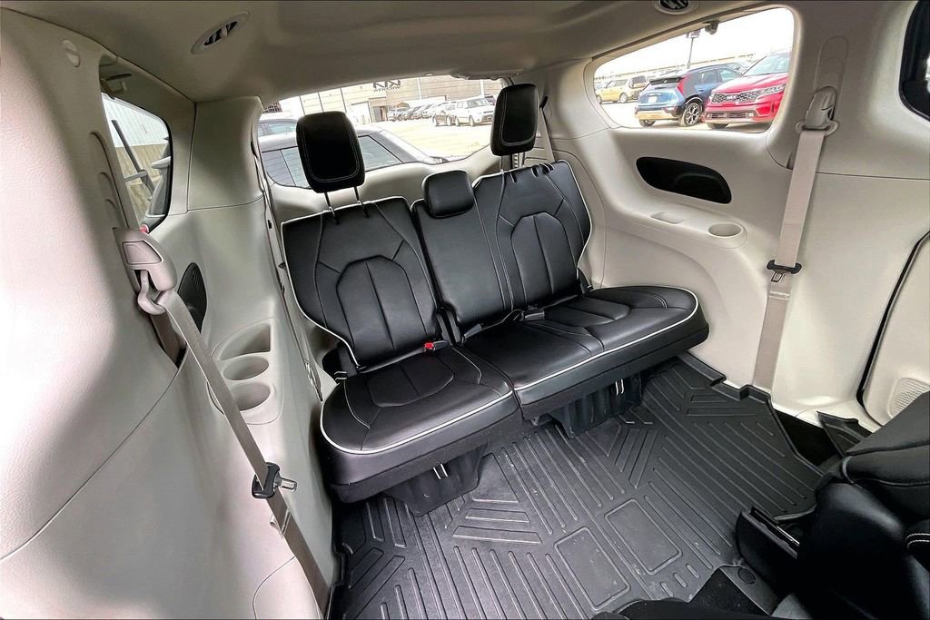 Used 2023 Chrysler Pacifica Limited image 28