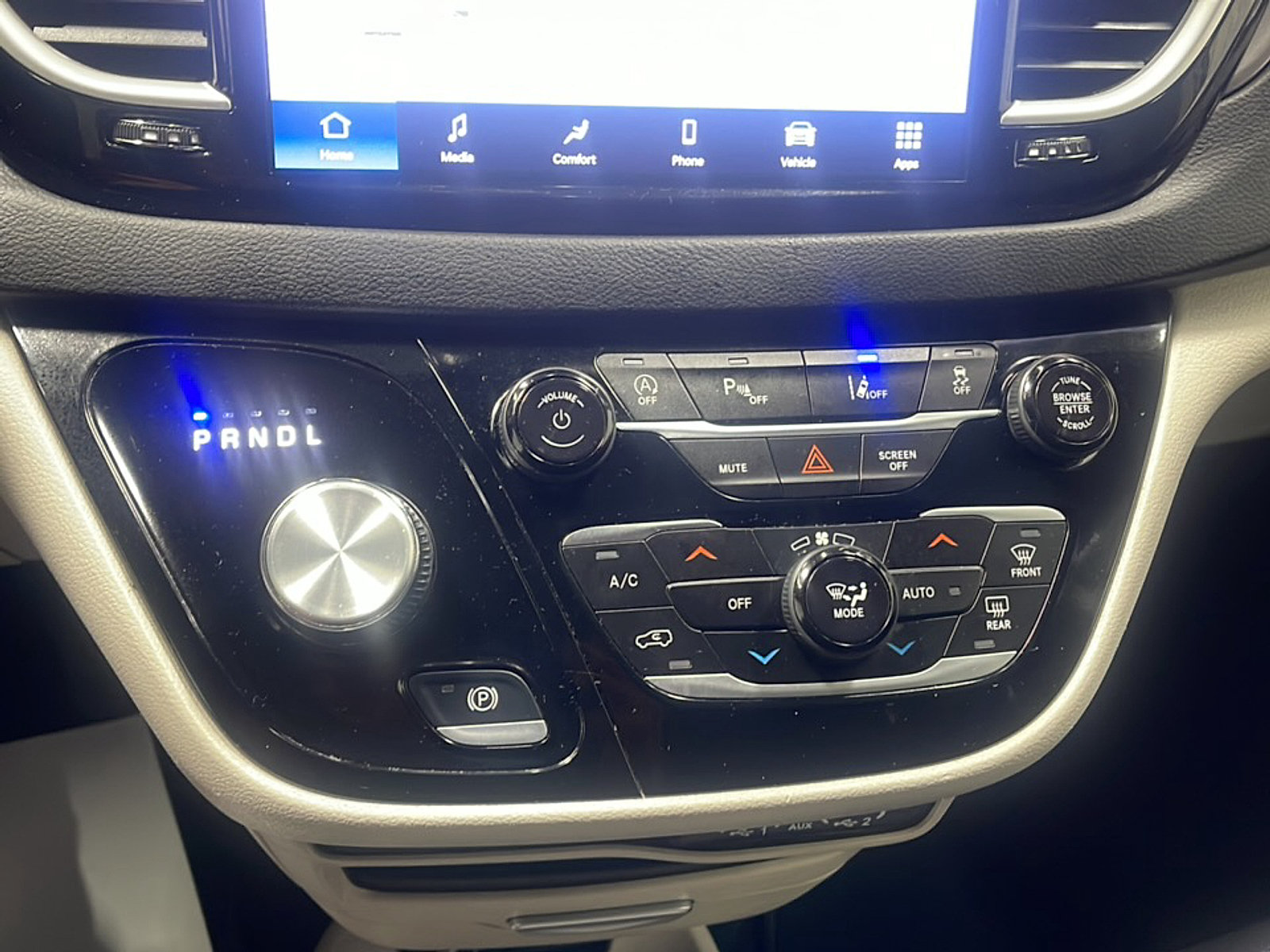 Used 2024 Chrysler Pacifica Touring-L FWD image 10