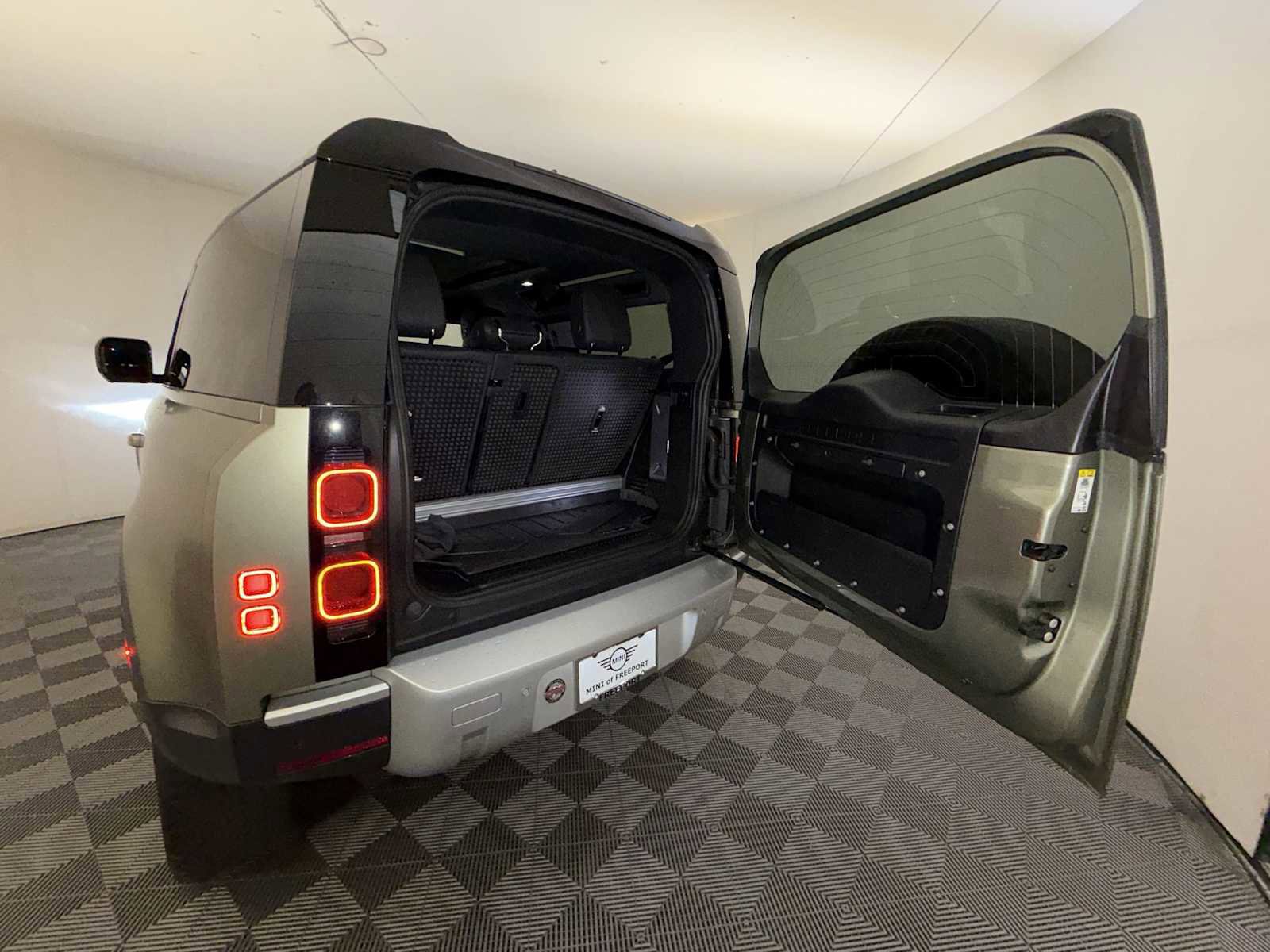 Used 2023 Land Rover Defender 90 S image 23