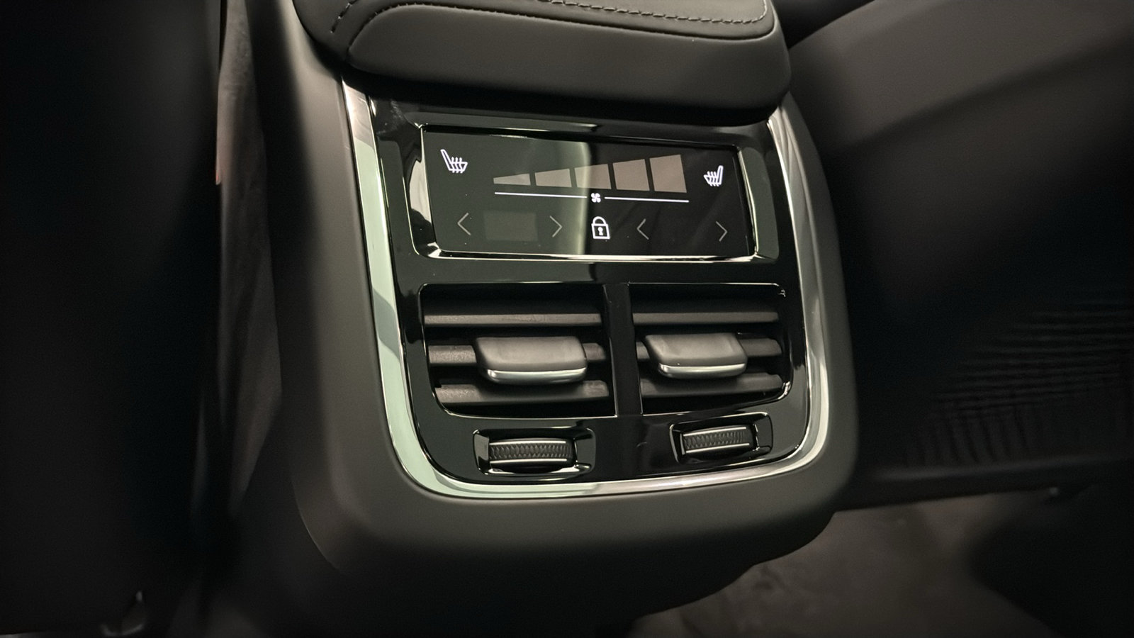 New 2027 Volvo XC60 B5 Ultra AWD/4WD image 28