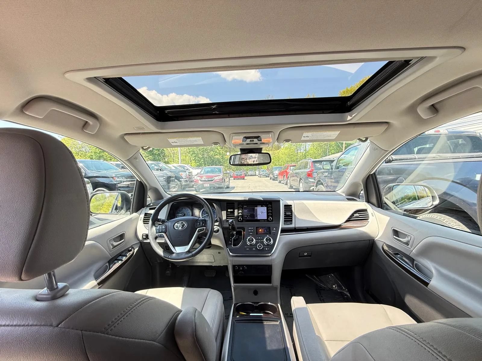 Used 2019 Toyota Sienna XLE w/ XLE Navigation Package FWD image 14